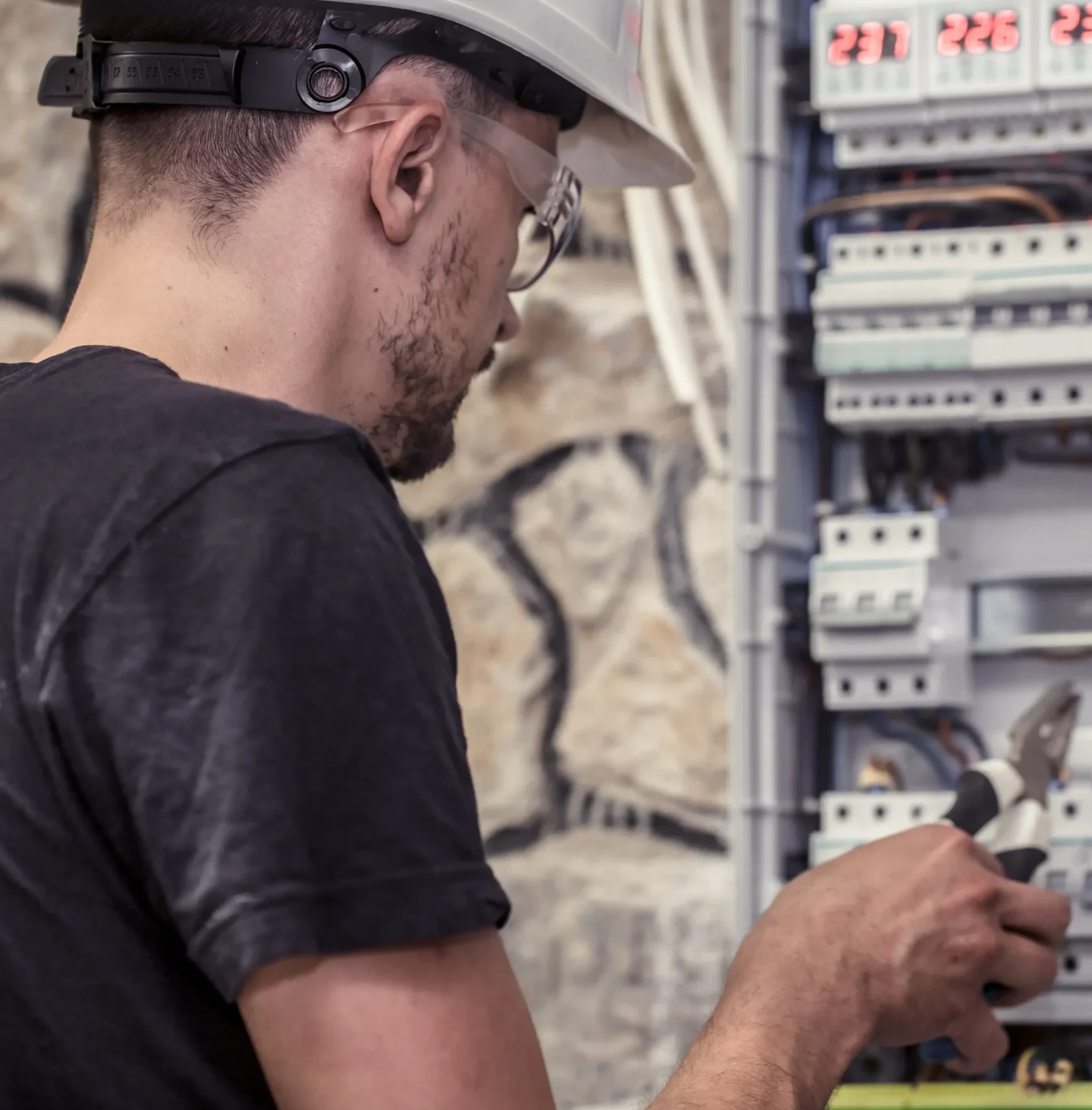 Tecnico elettricista Pronto Intervento 24 al lavoro in Emilia-Romagna